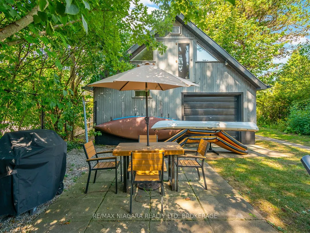 25 Lakeshore Road W