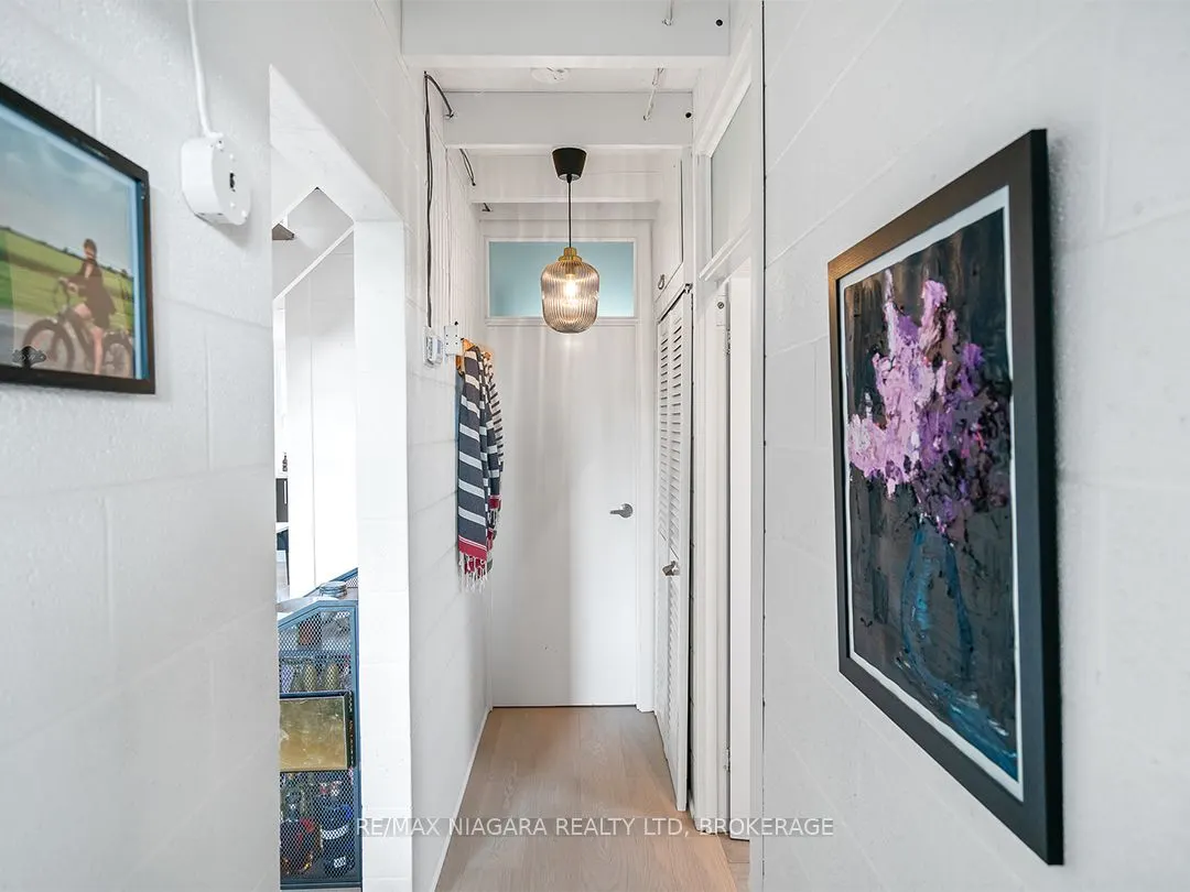 25 Lakeshore Road W