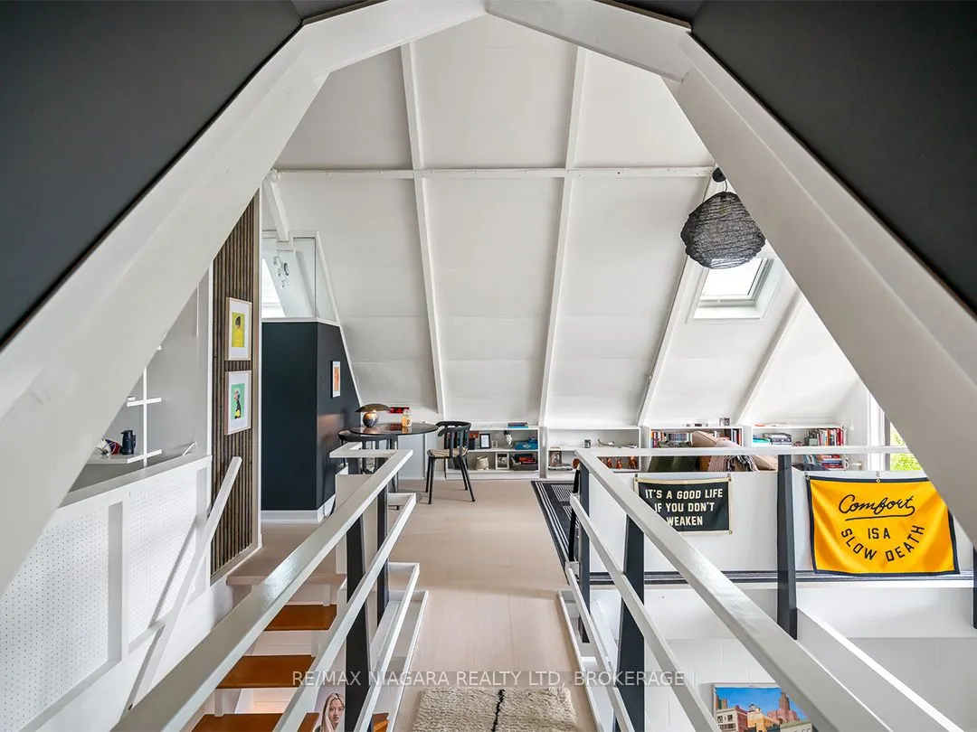 25 Lakeshore Road W
