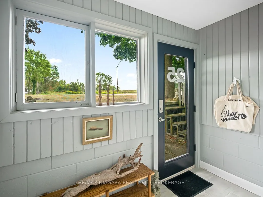 25 Lakeshore Road W