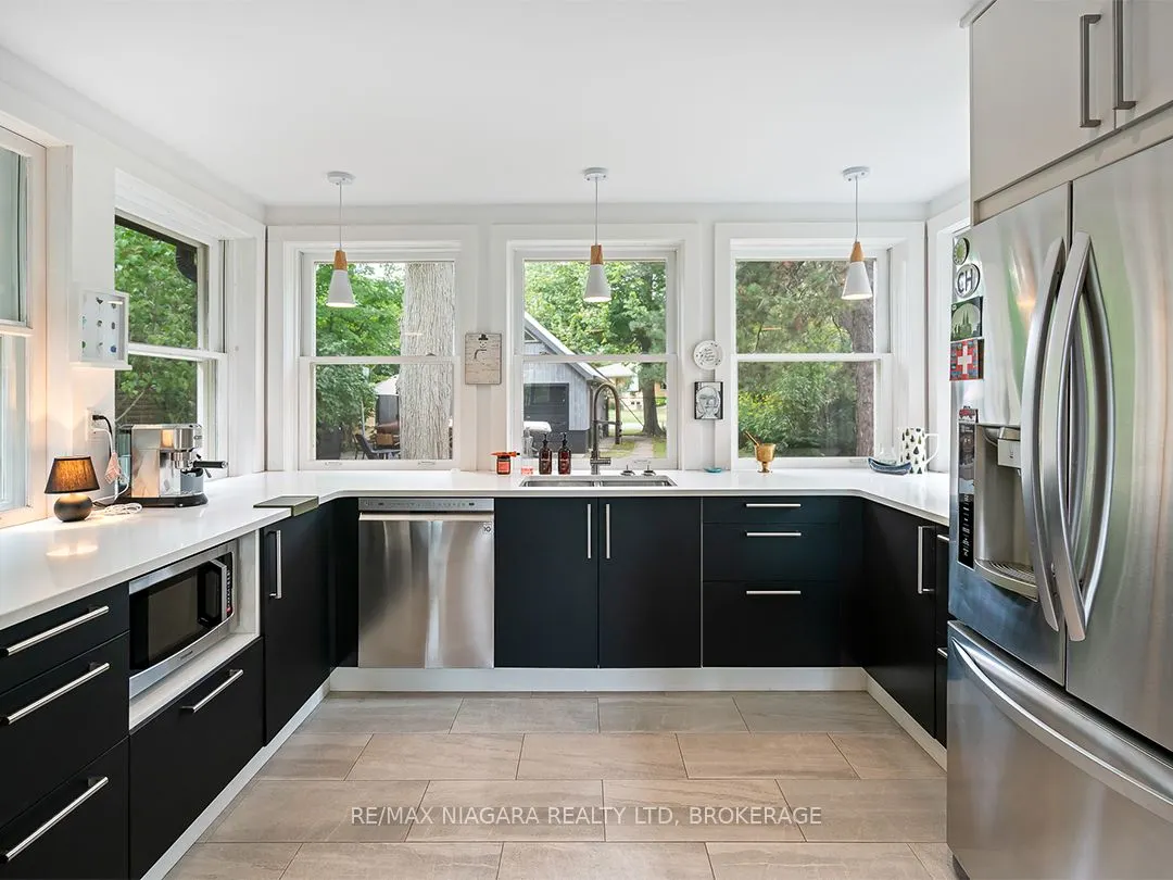 25 Lakeshore Road W