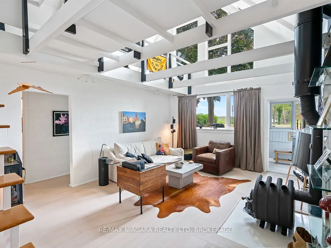 25 Lakeshore Road W
