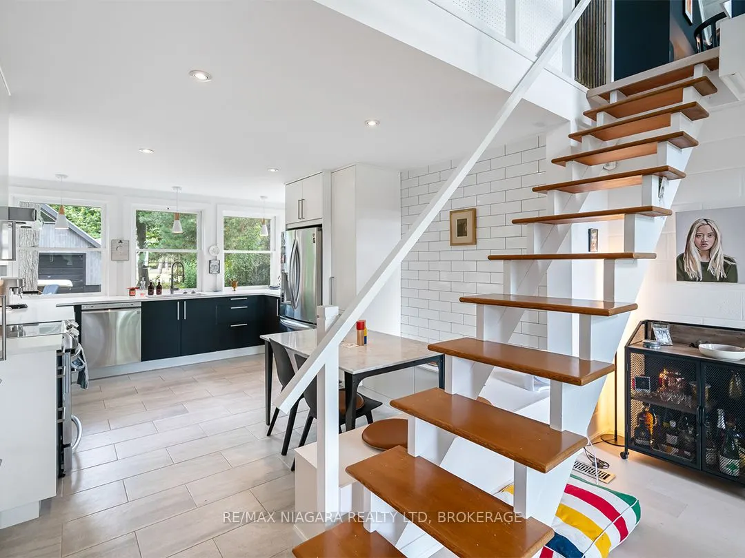 25 Lakeshore Road W