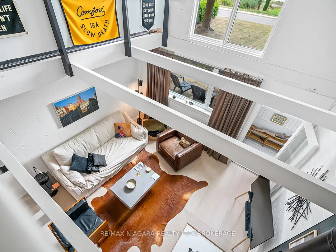 25 Lakeshore Road W