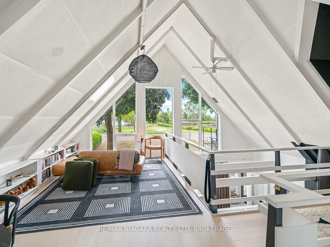 25 Lakeshore Road W