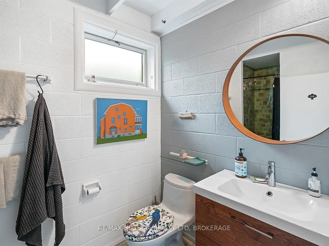 25 Lakeshore Road W