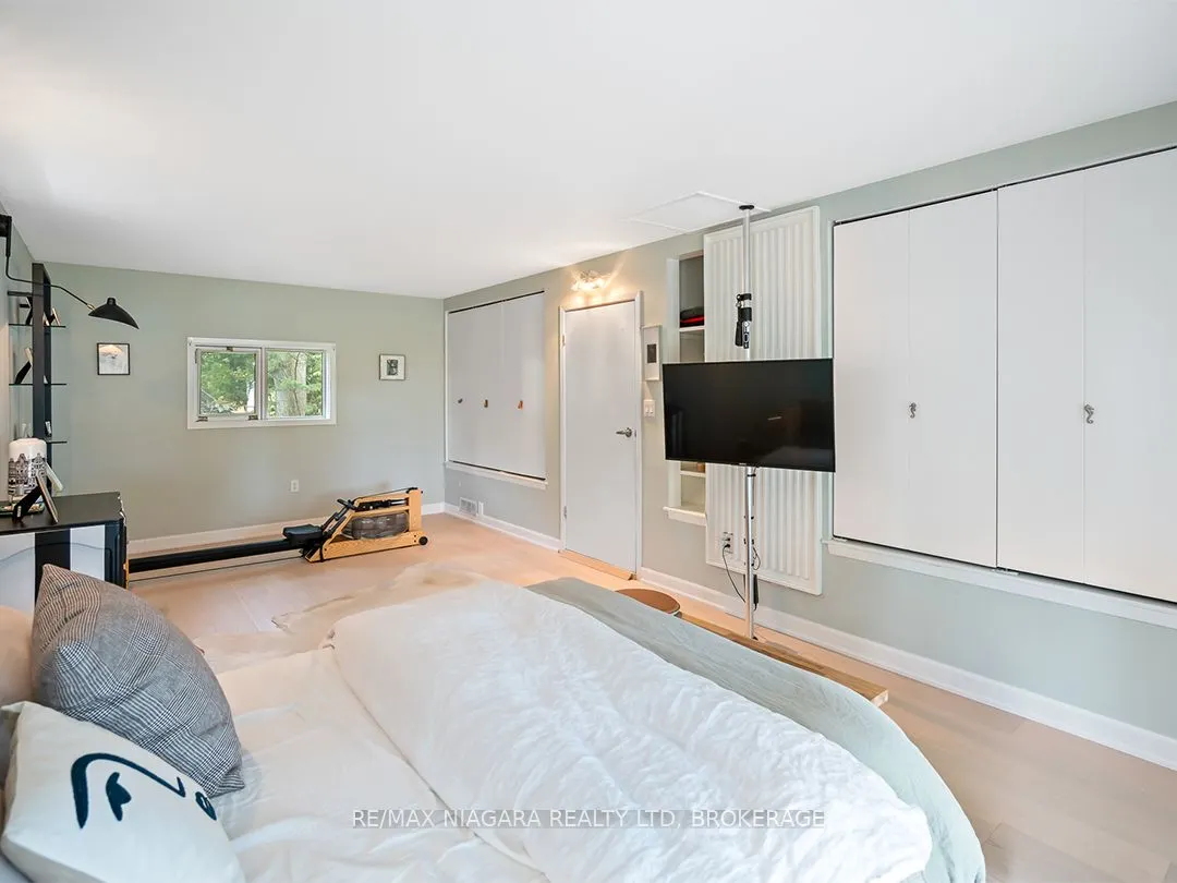 25 Lakeshore Road W