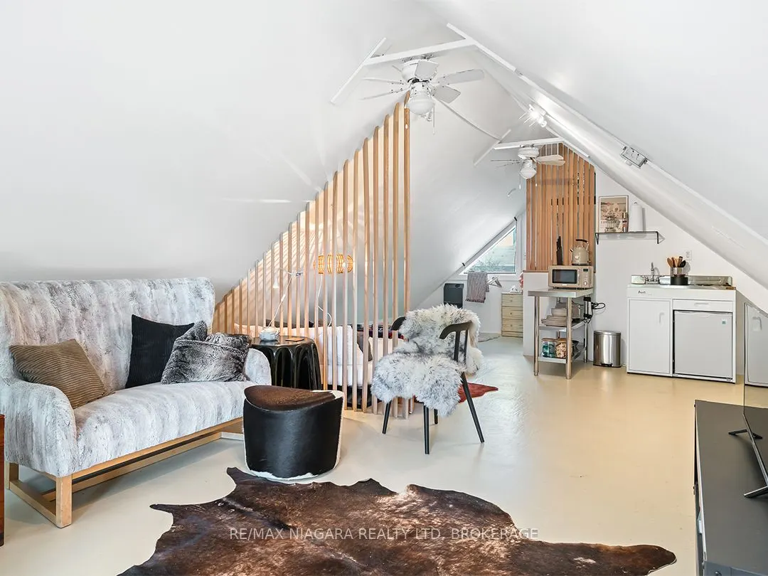 25 Lakeshore Road W