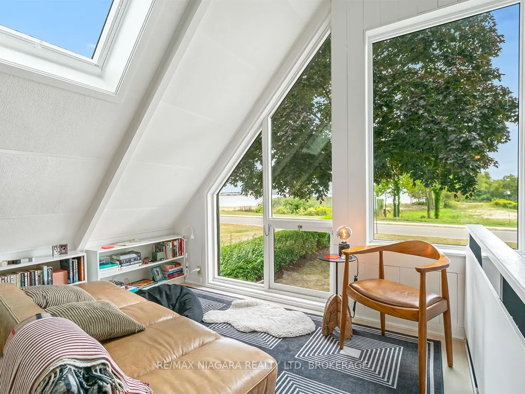 25 Lakeshore Road W