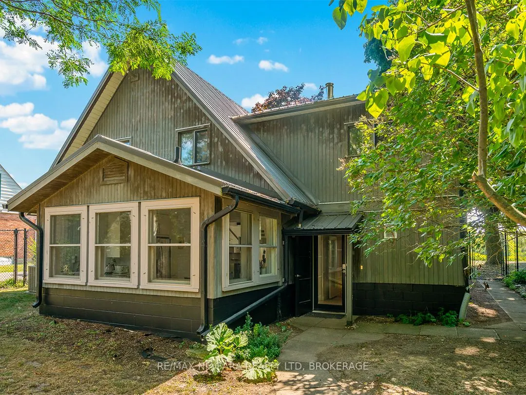 25 Lakeshore Road W