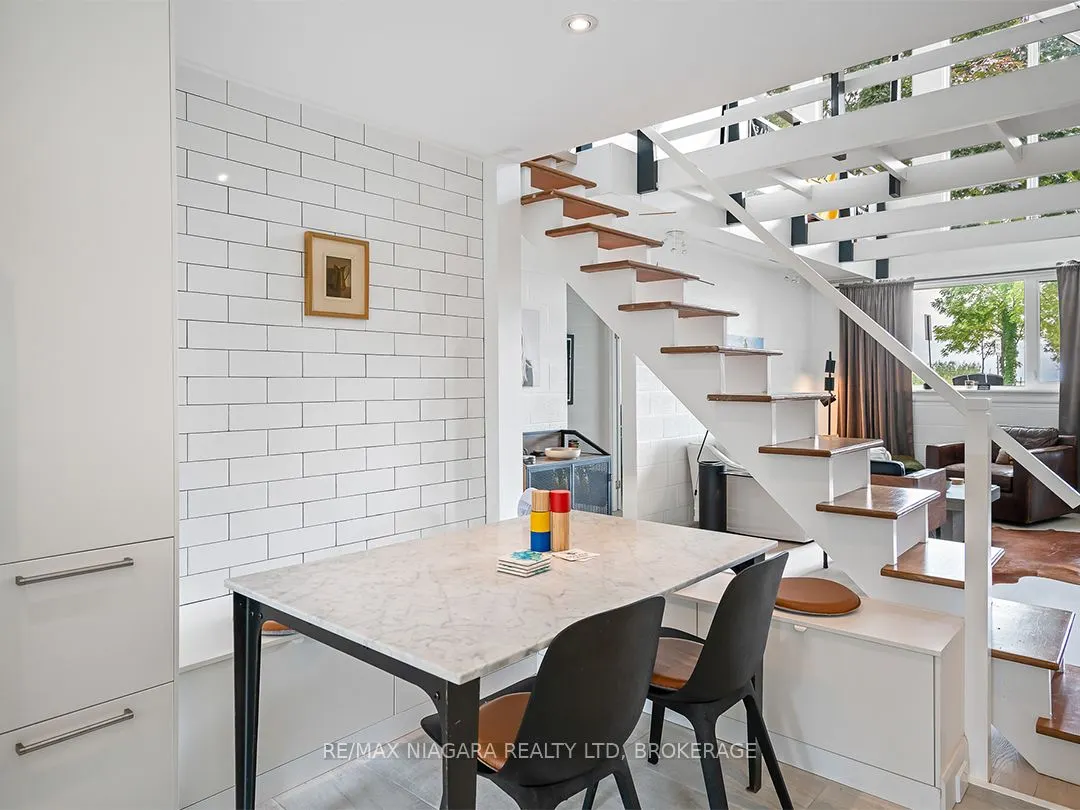 25 Lakeshore Road W