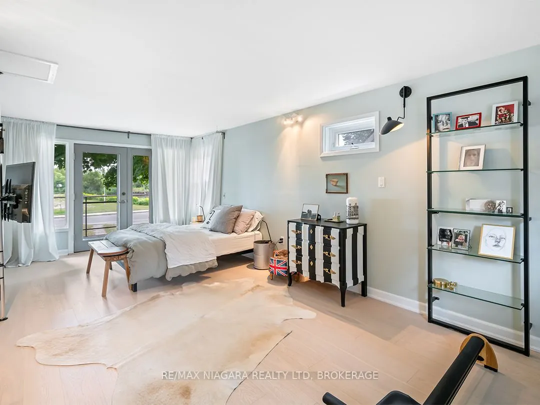 25 Lakeshore Road W