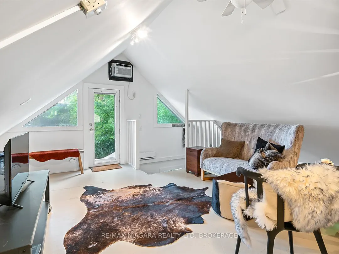 25 Lakeshore Road W