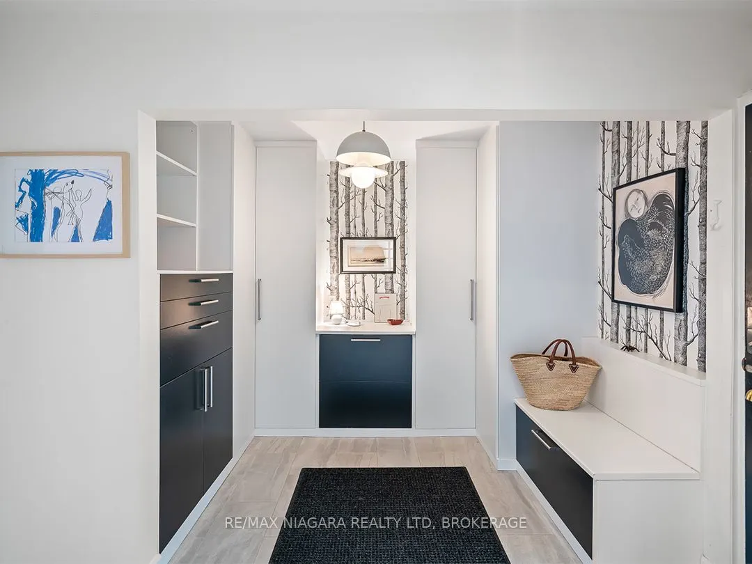 25 Lakeshore Road W