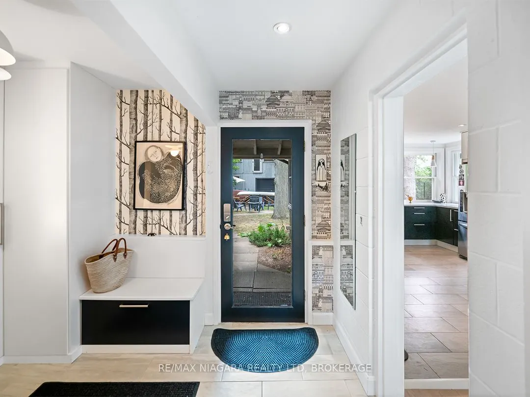 25 Lakeshore Road W