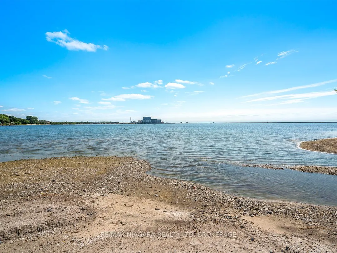 25 Lakeshore Road W