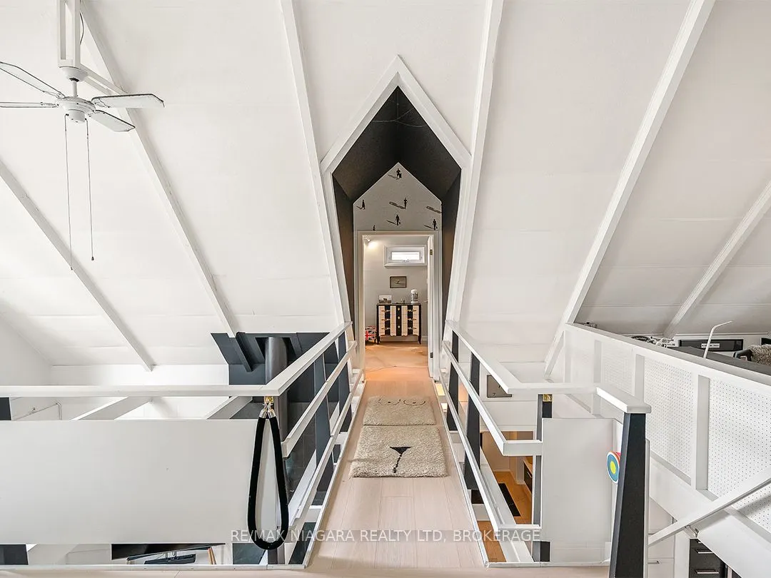 25 Lakeshore Road W