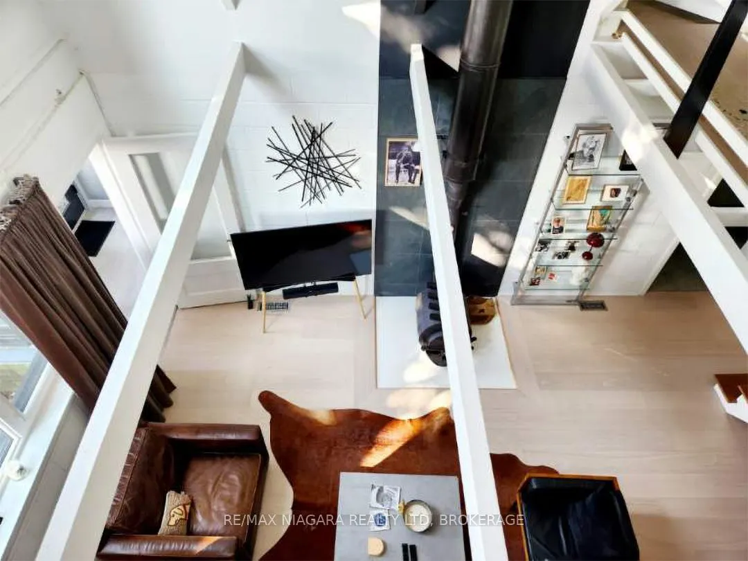 25 Lakeshore Road W