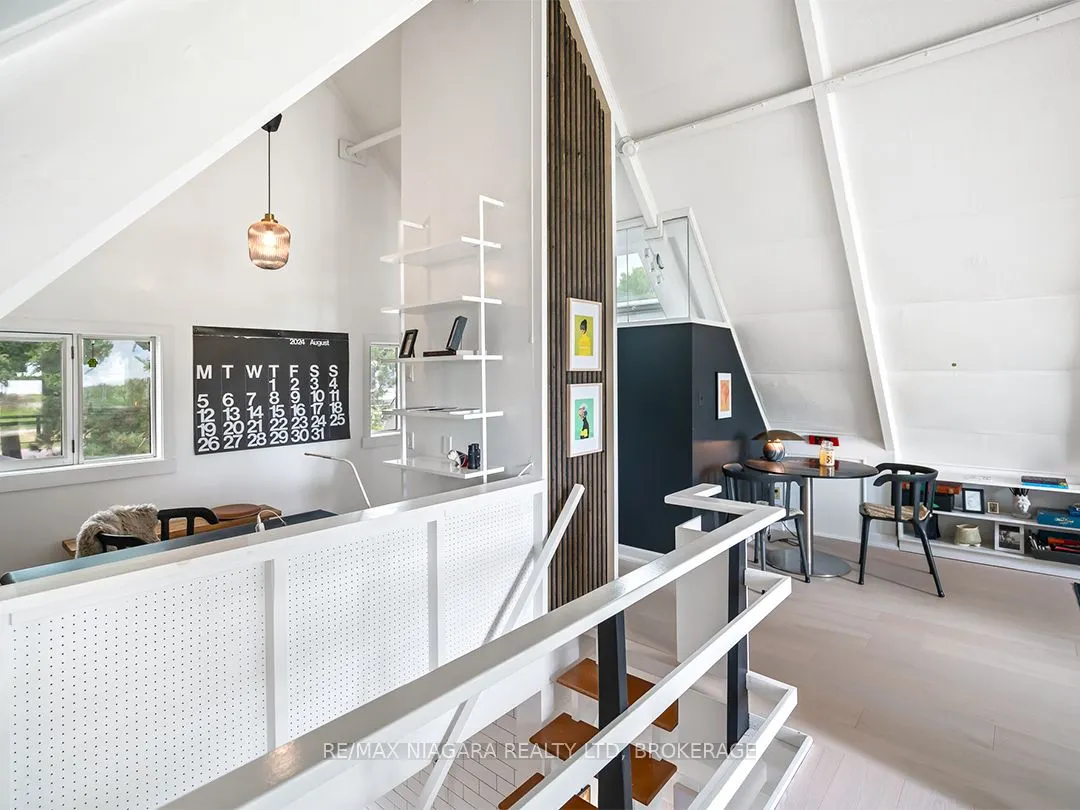 25 Lakeshore Road W
