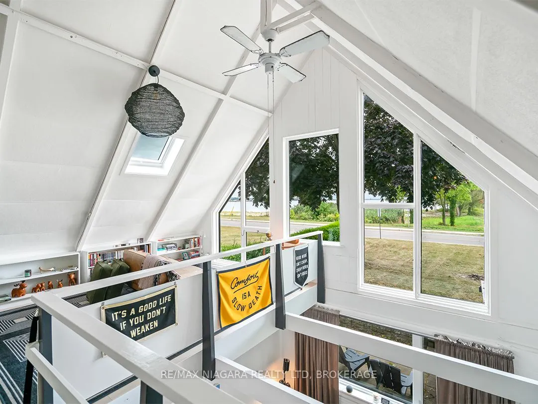 25 Lakeshore Road W