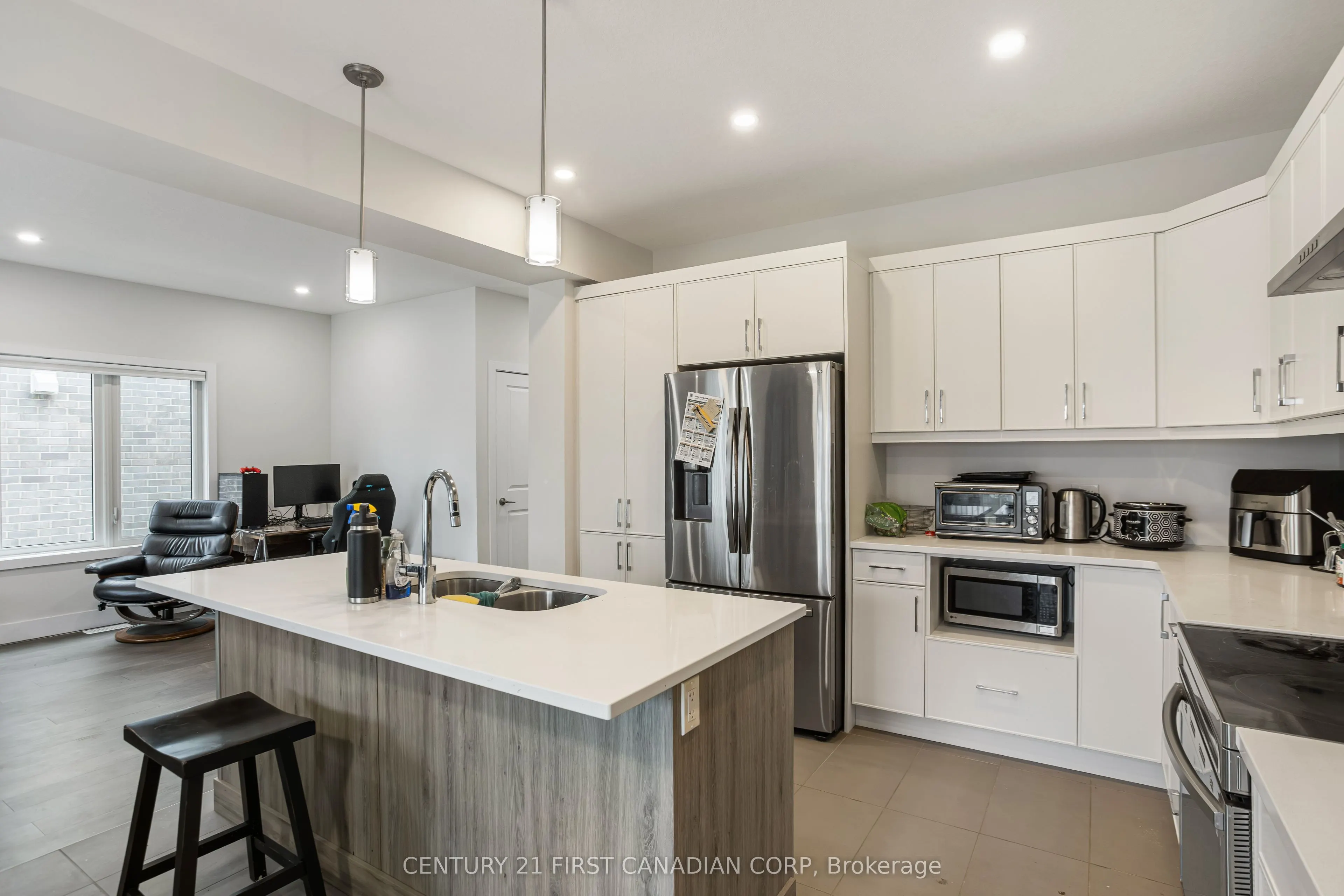 215 ROY MCDONALD Drive N