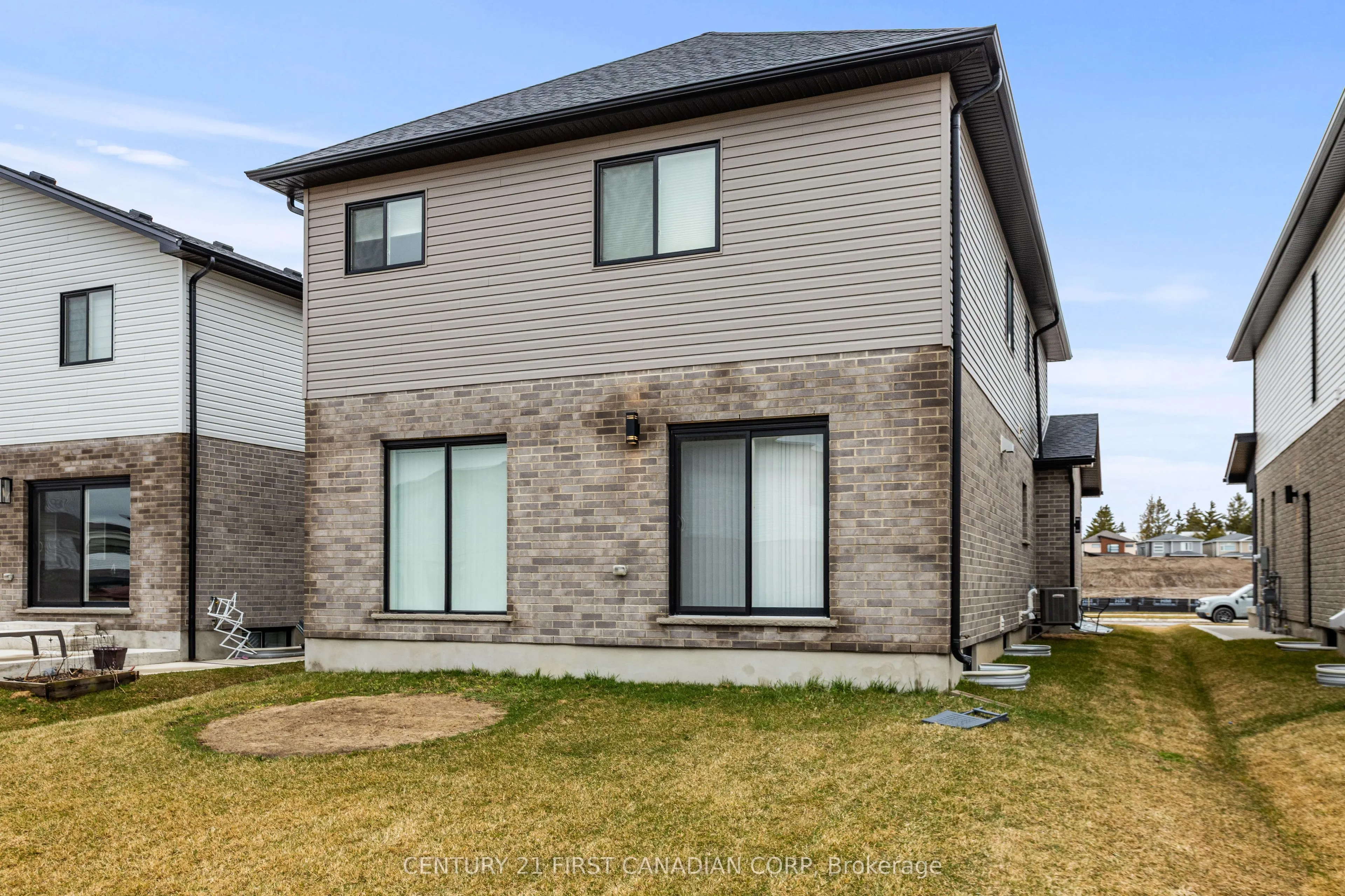 215 ROY MCDONALD Drive N
