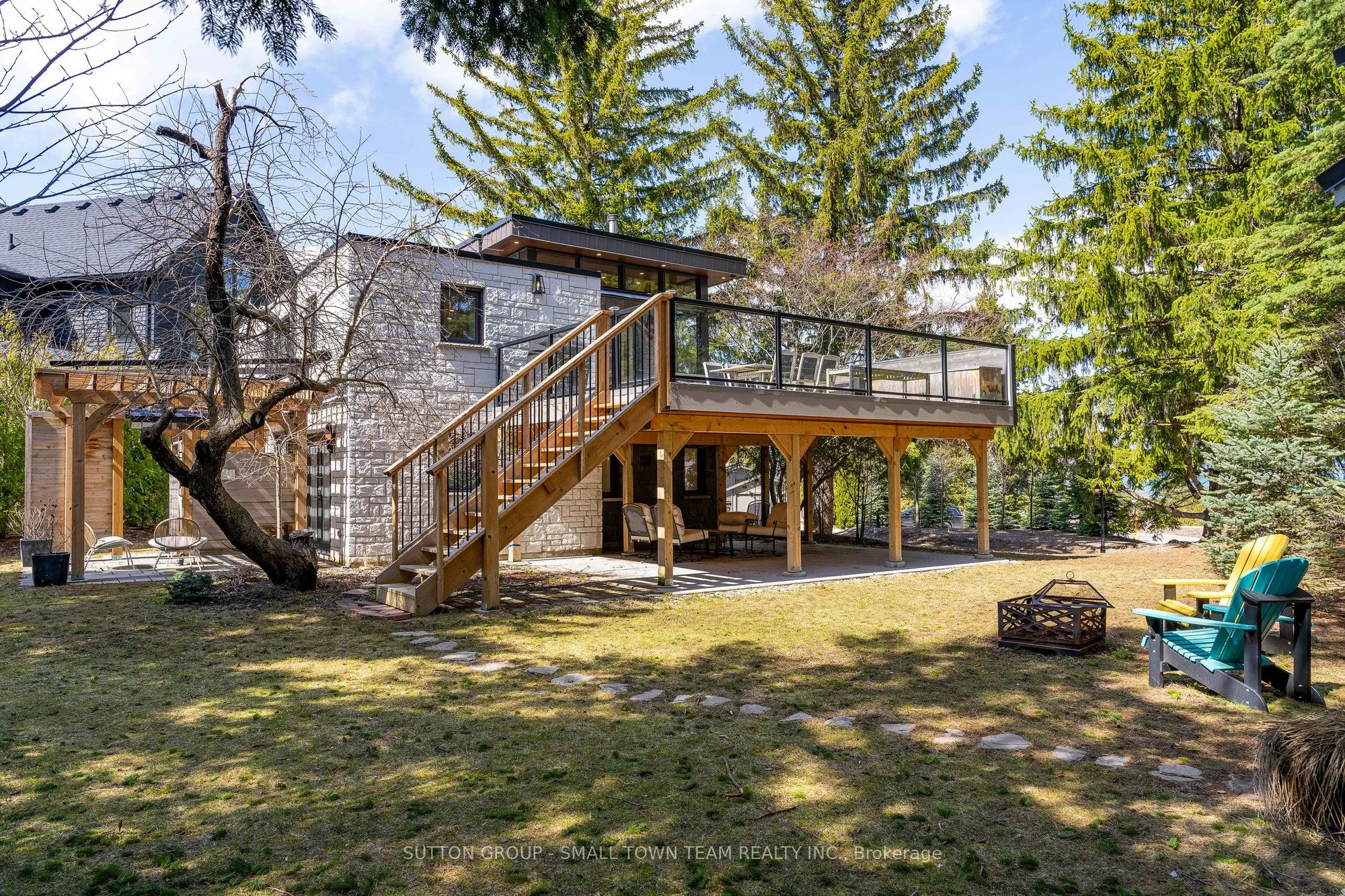 114 Lakeshore Road W