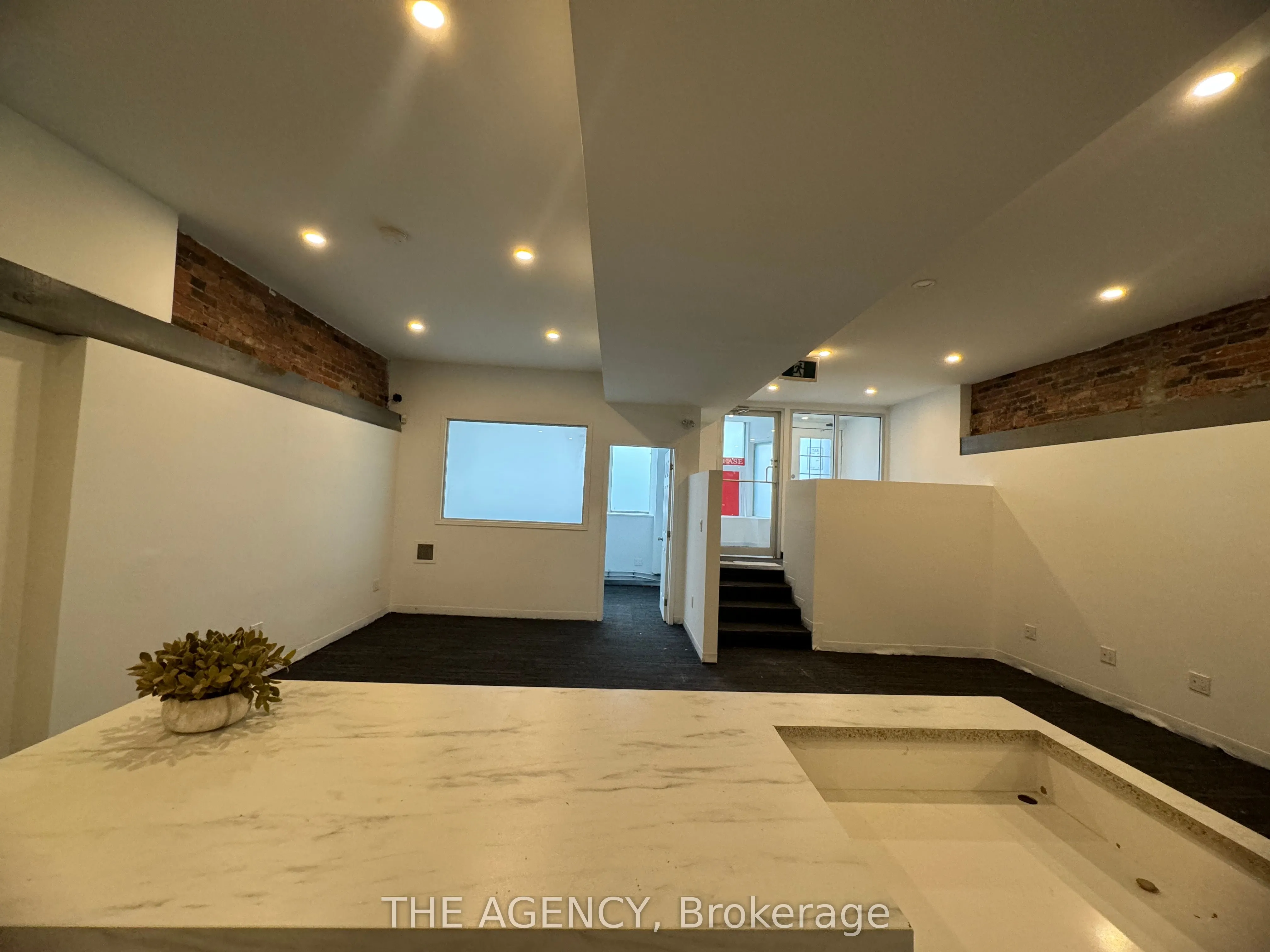 139 John Street S