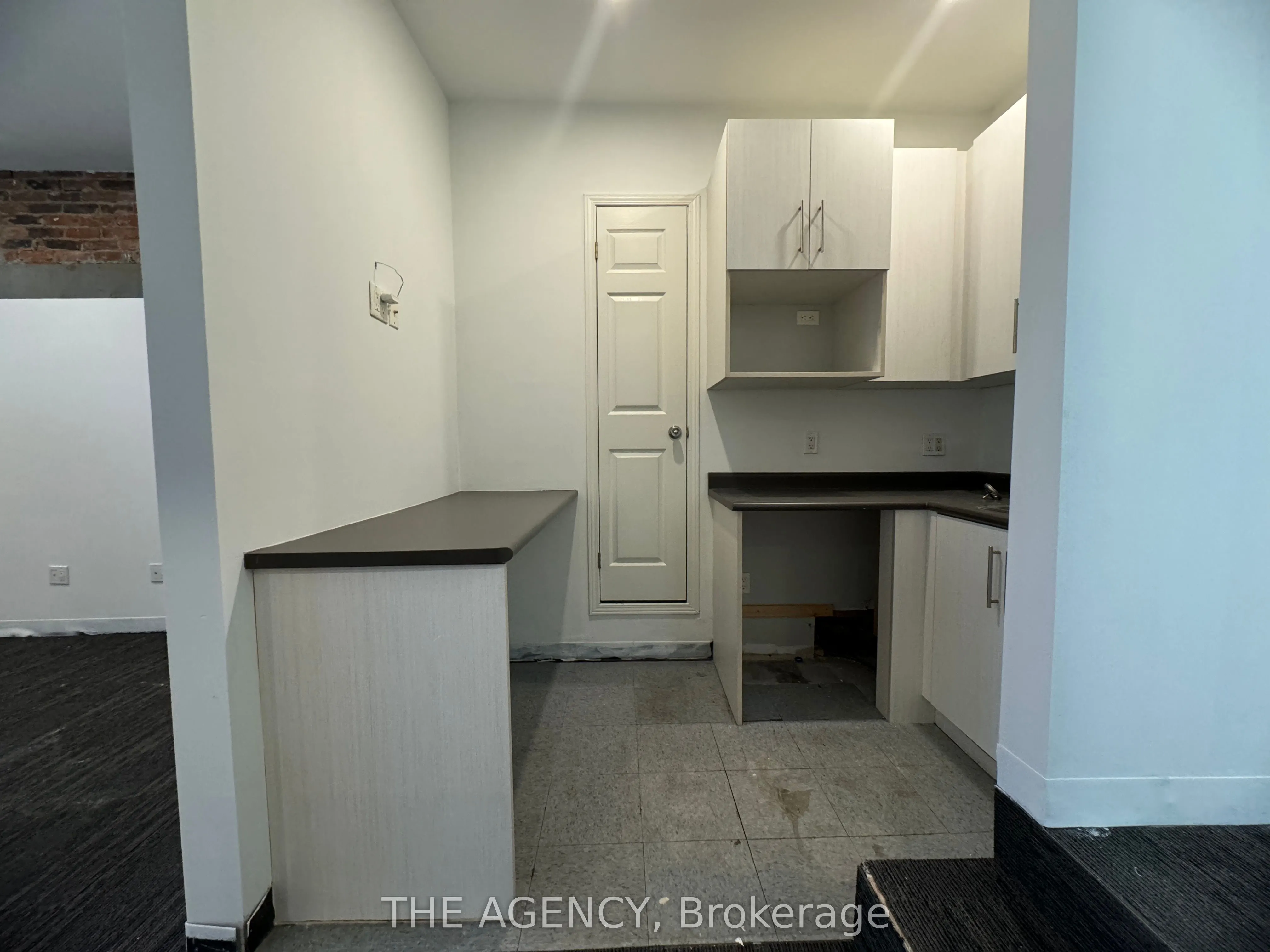 139 John Street S