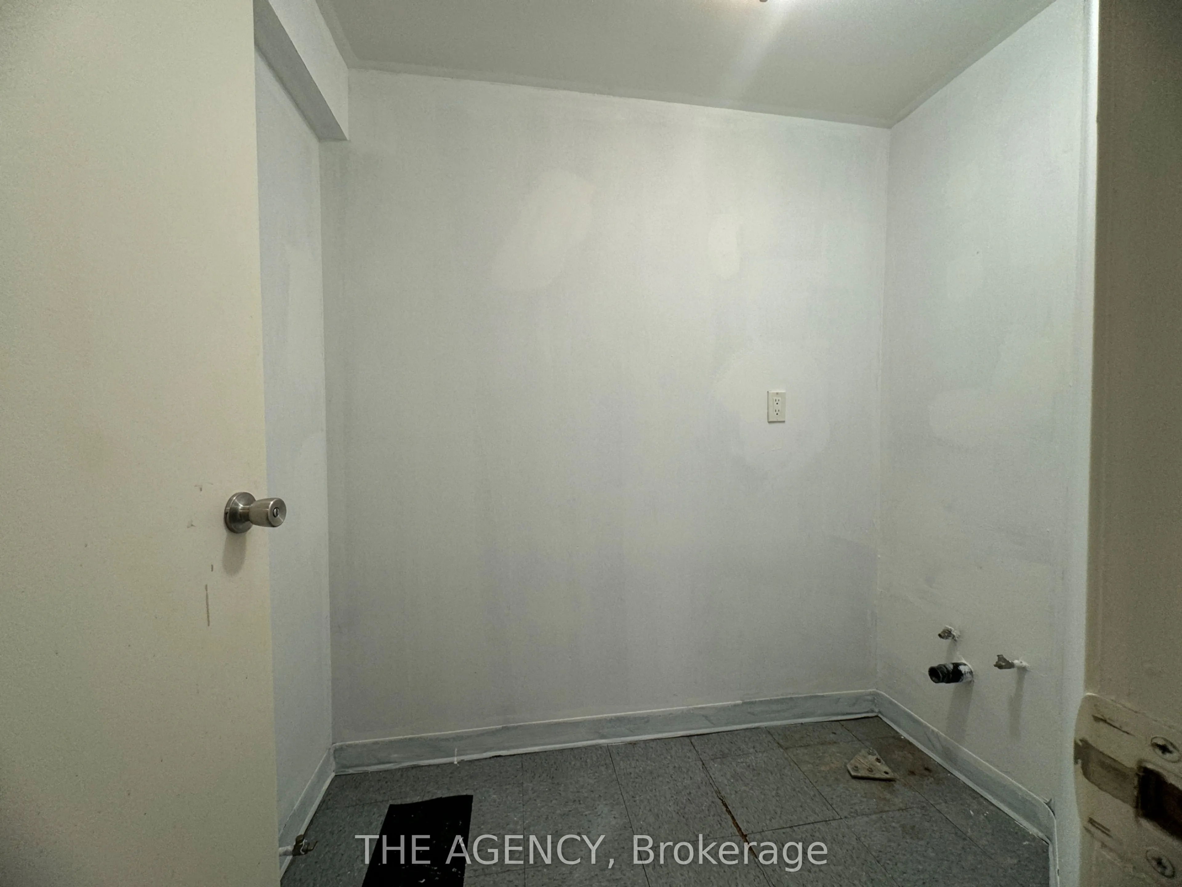 139 John Street S