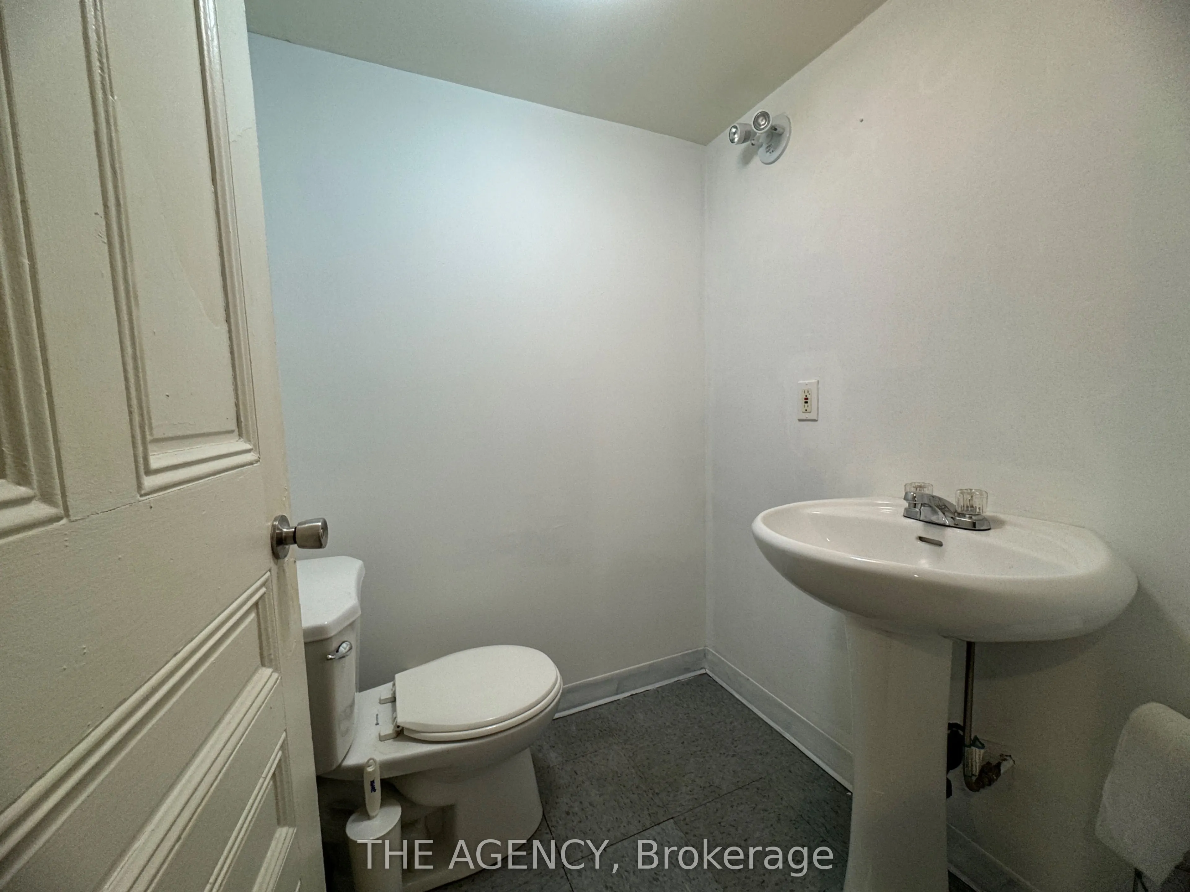 139 John Street S