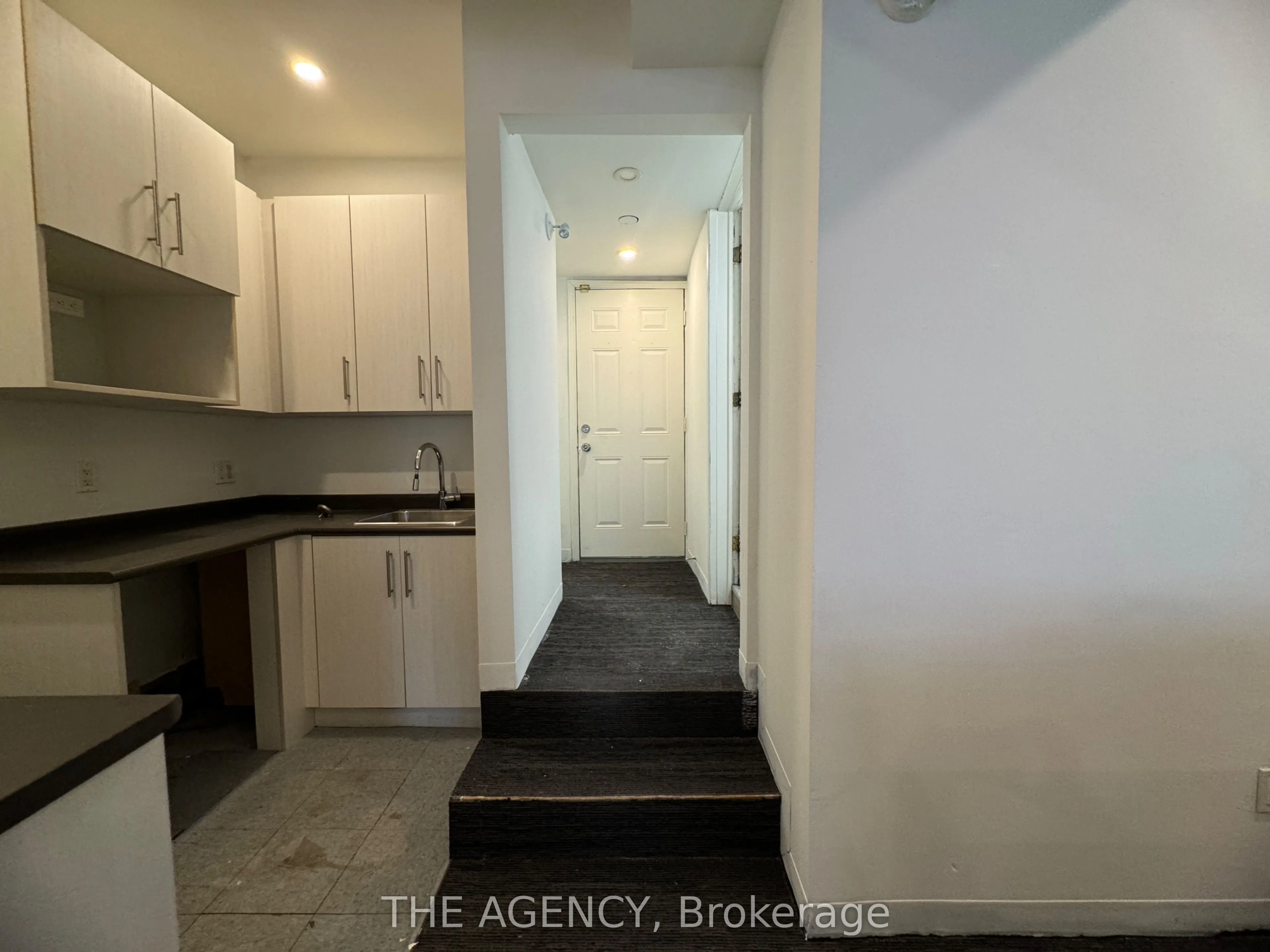 139 John Street S