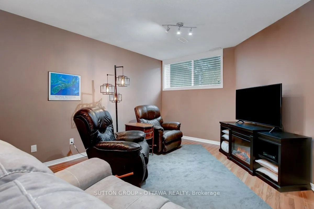 5981 Pineglade Crescent