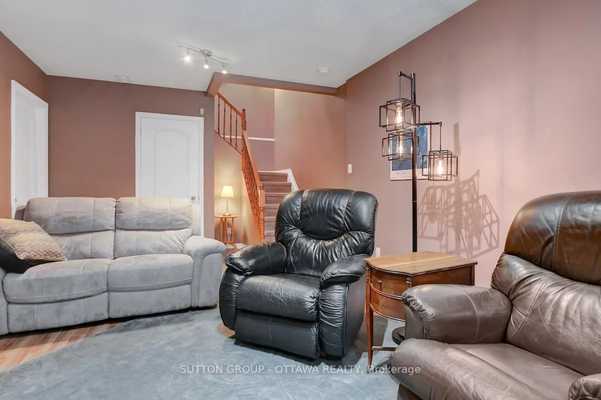 5981 Pineglade Crescent