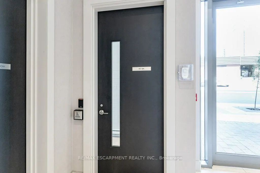 212 King William Street E, #415