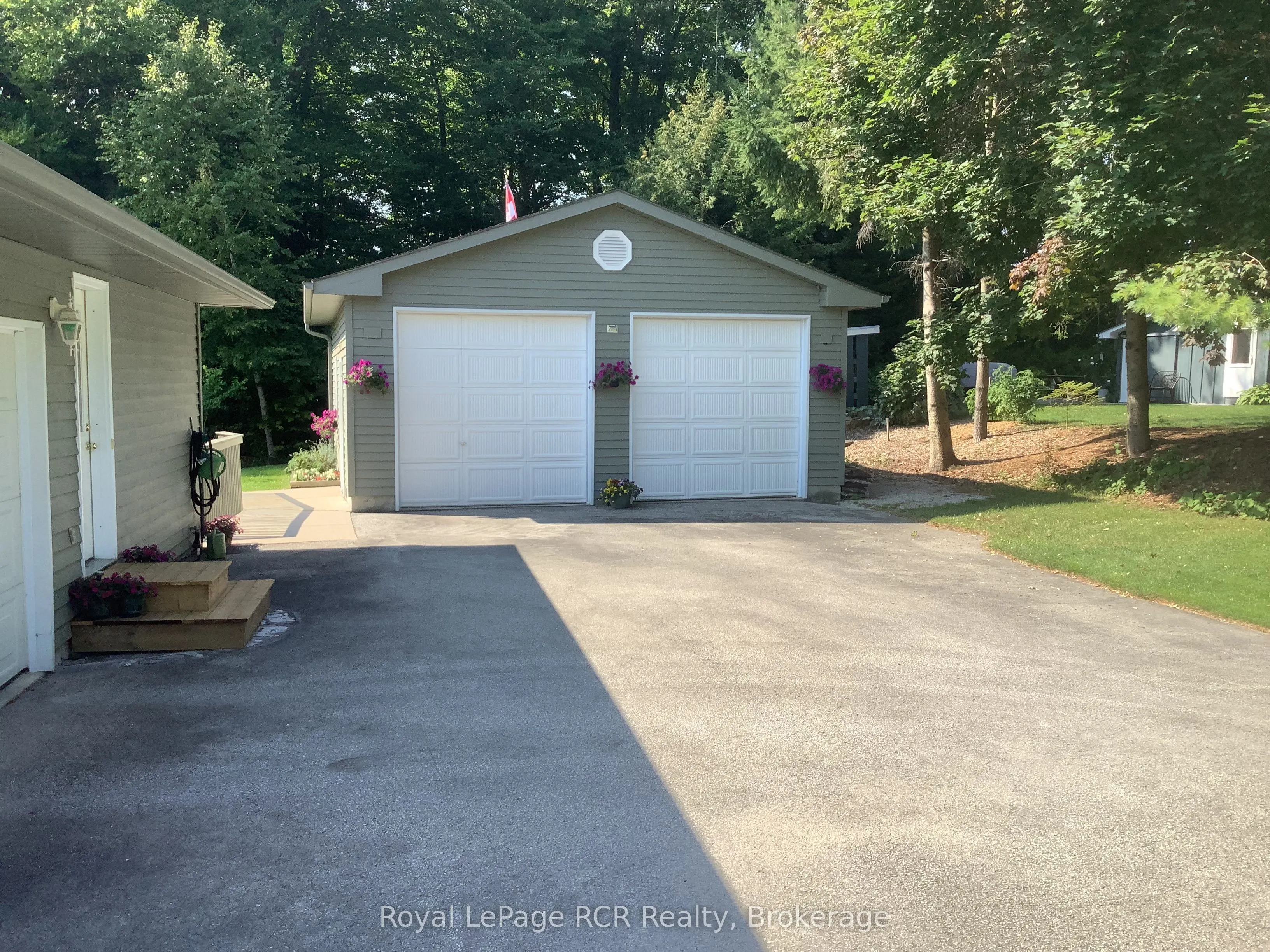 107 MAPLE RIDGE Crescent