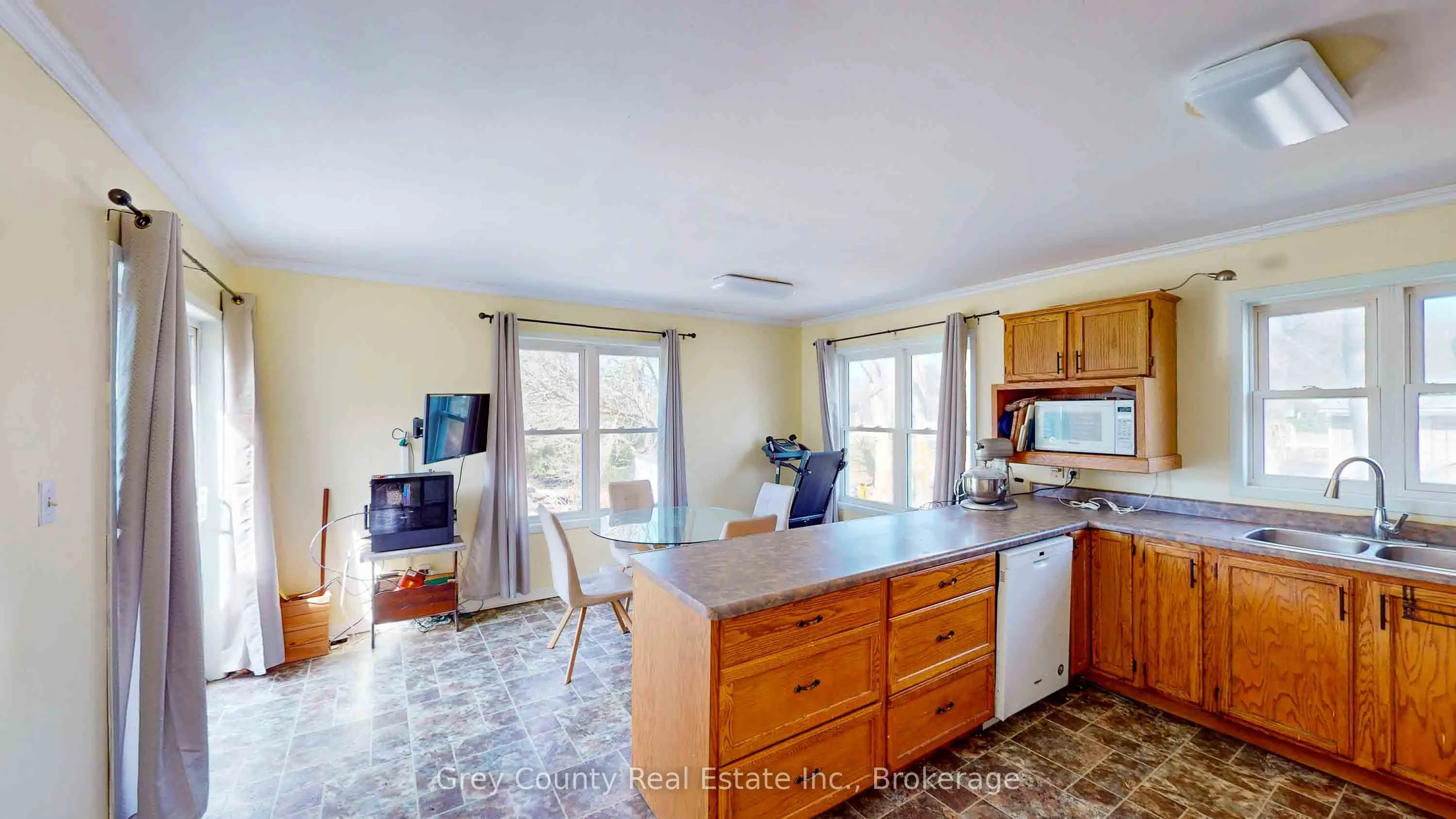 101841 Grey Road 5 Road