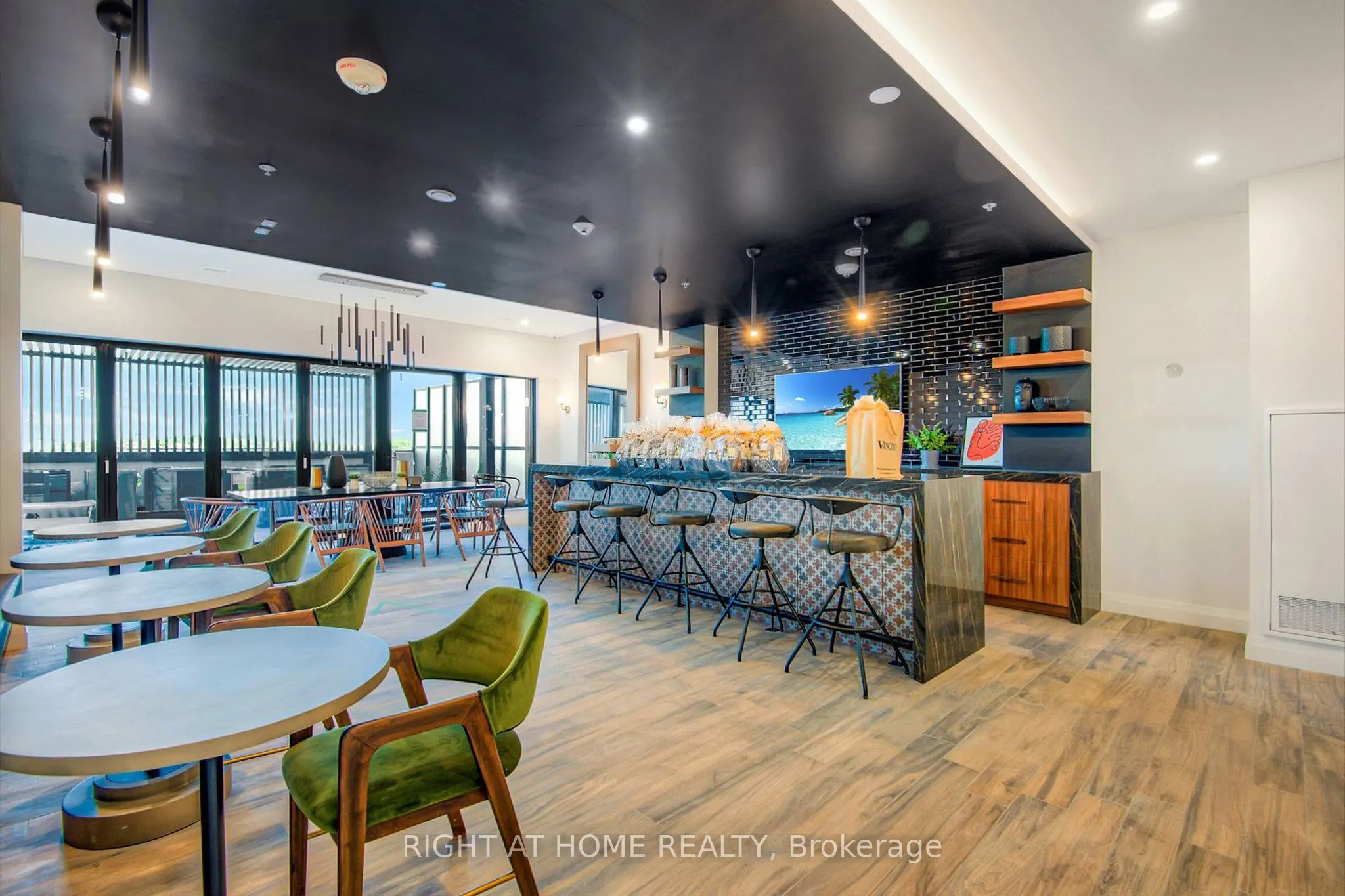 181 King Street S #806