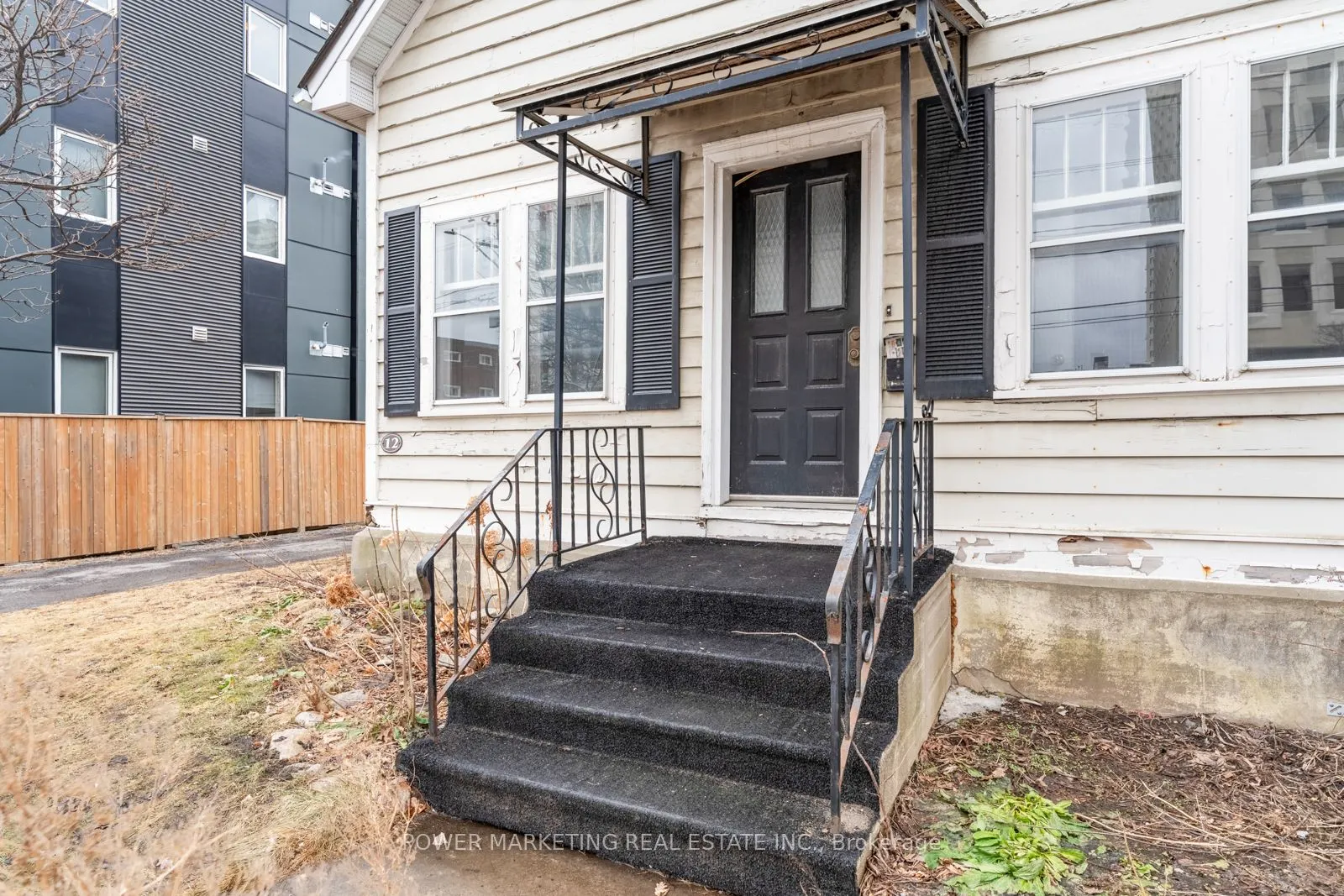 12 MCARTHUR Avenue