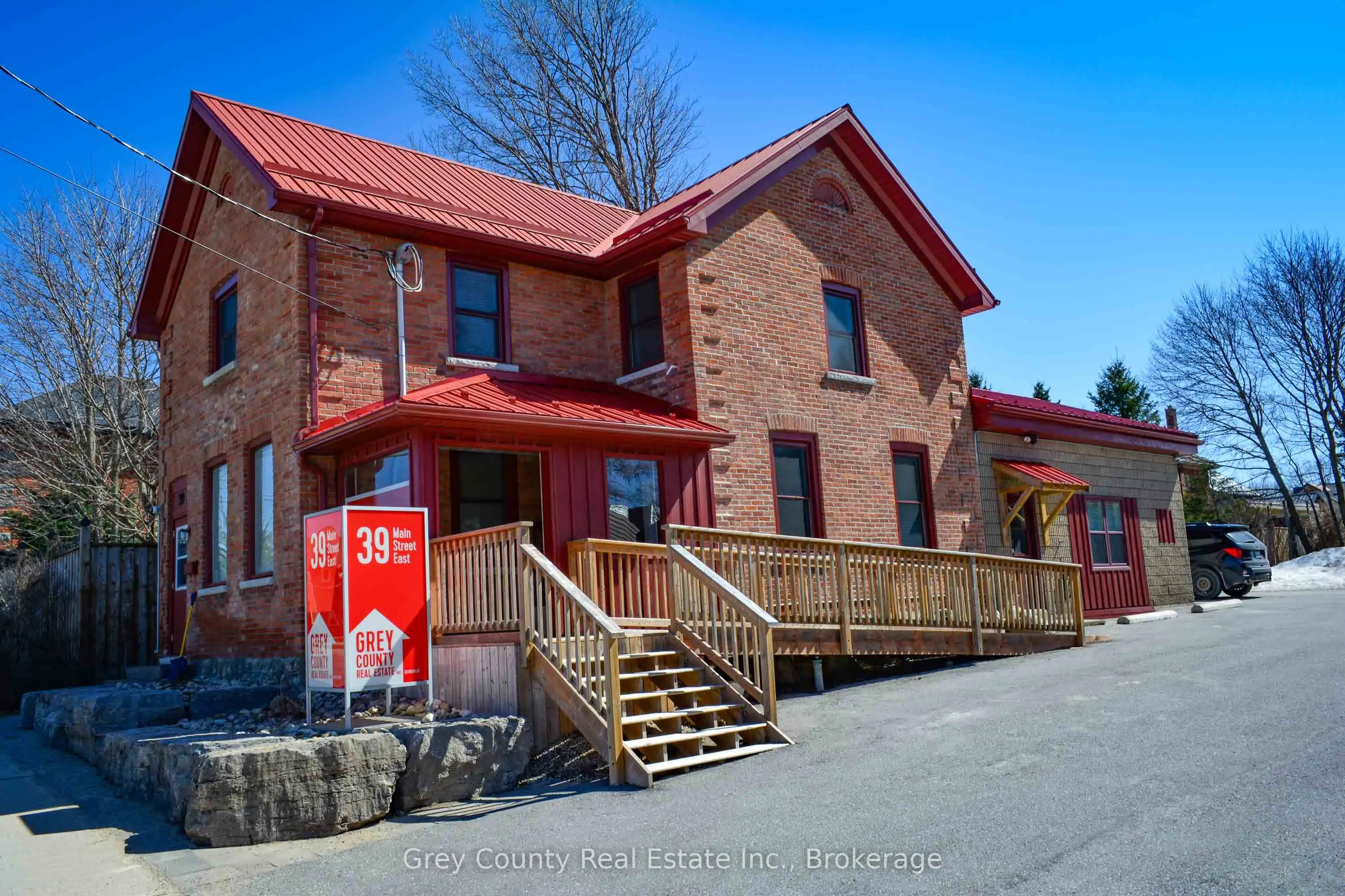 39 Main Street E