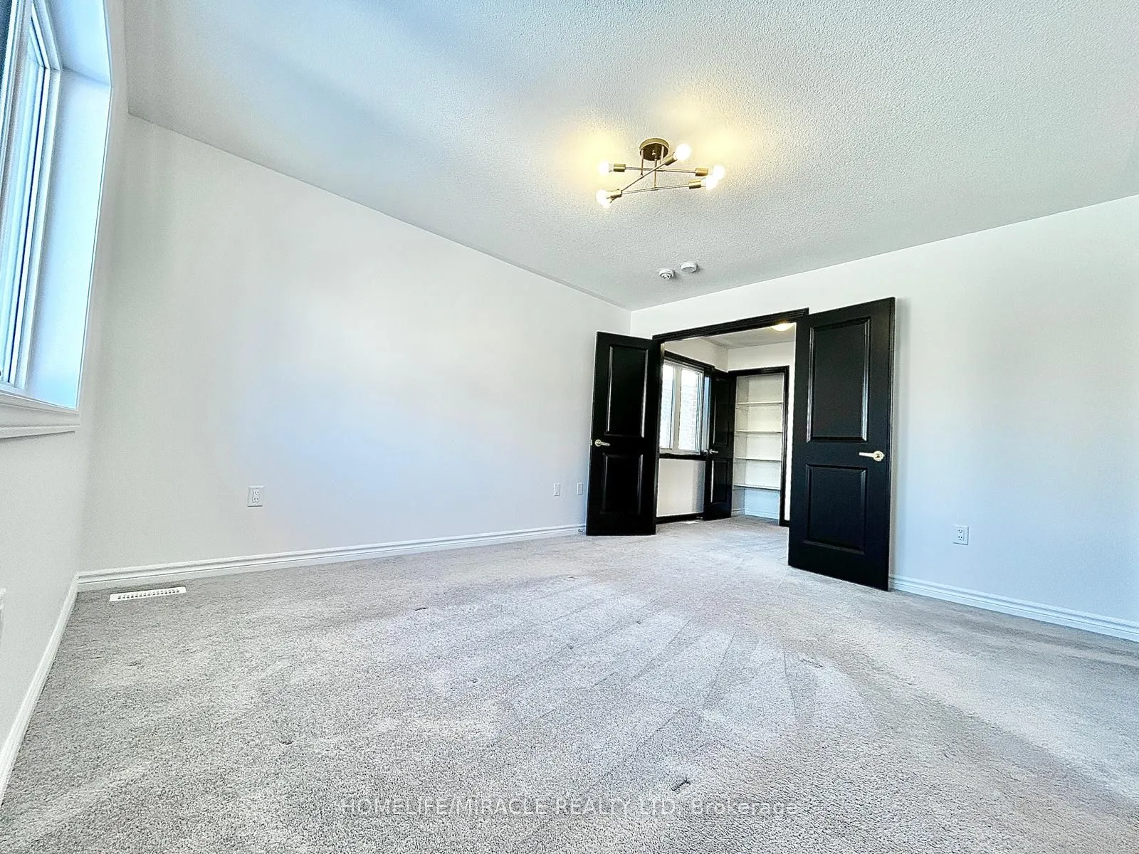 318 Ridley Crescent