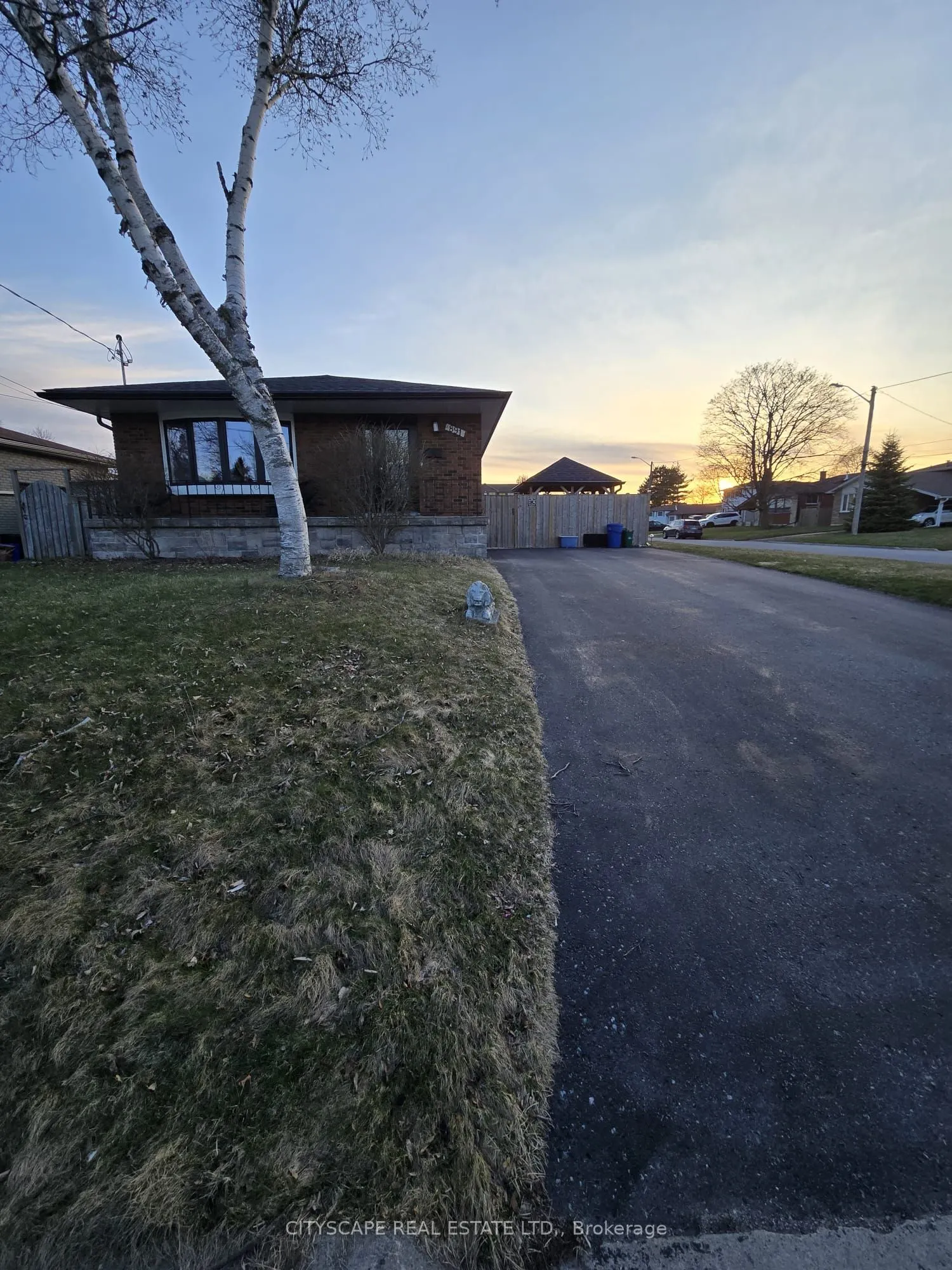 891 Curtis Crescent