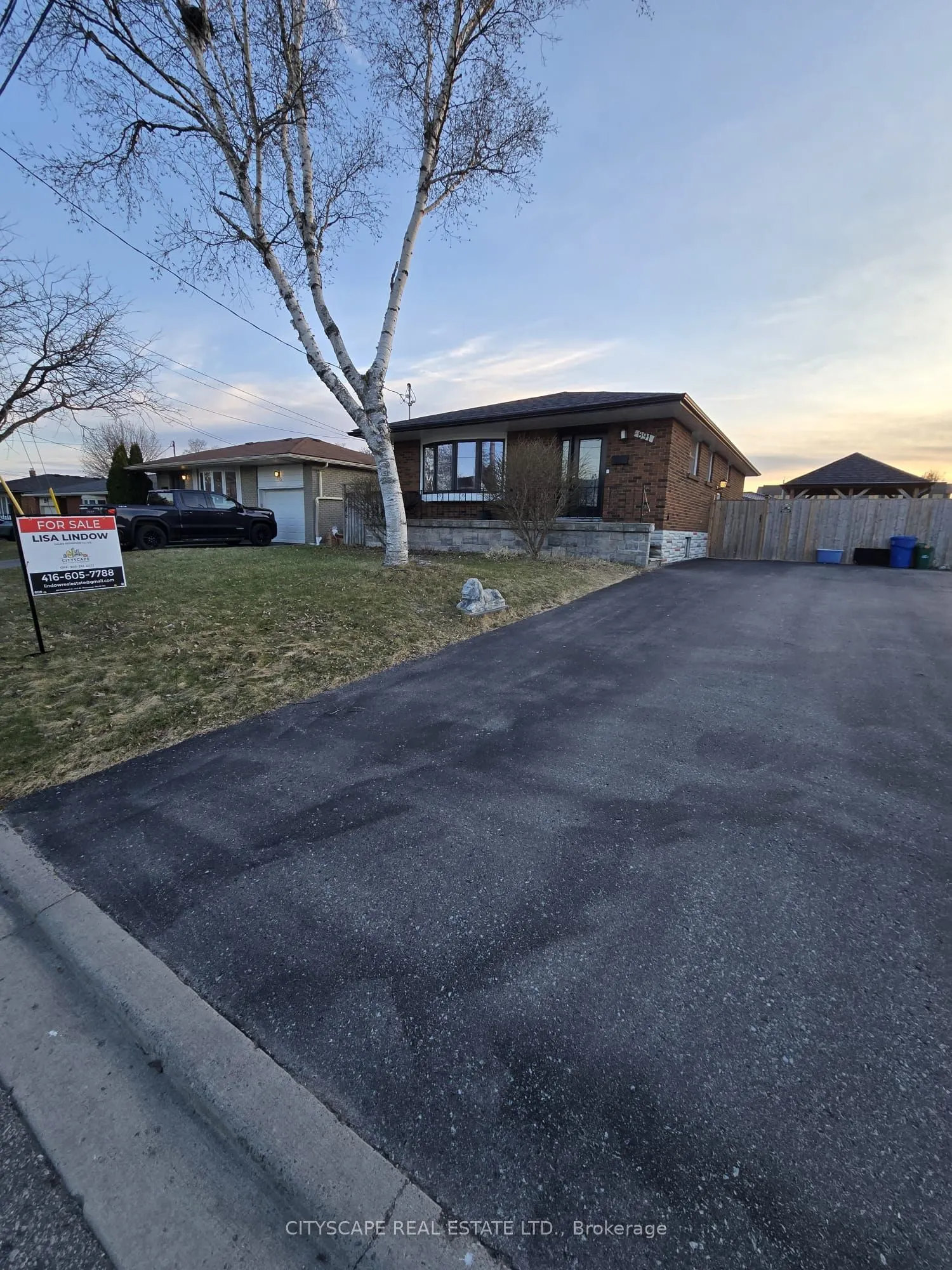 891 Curtis Crescent