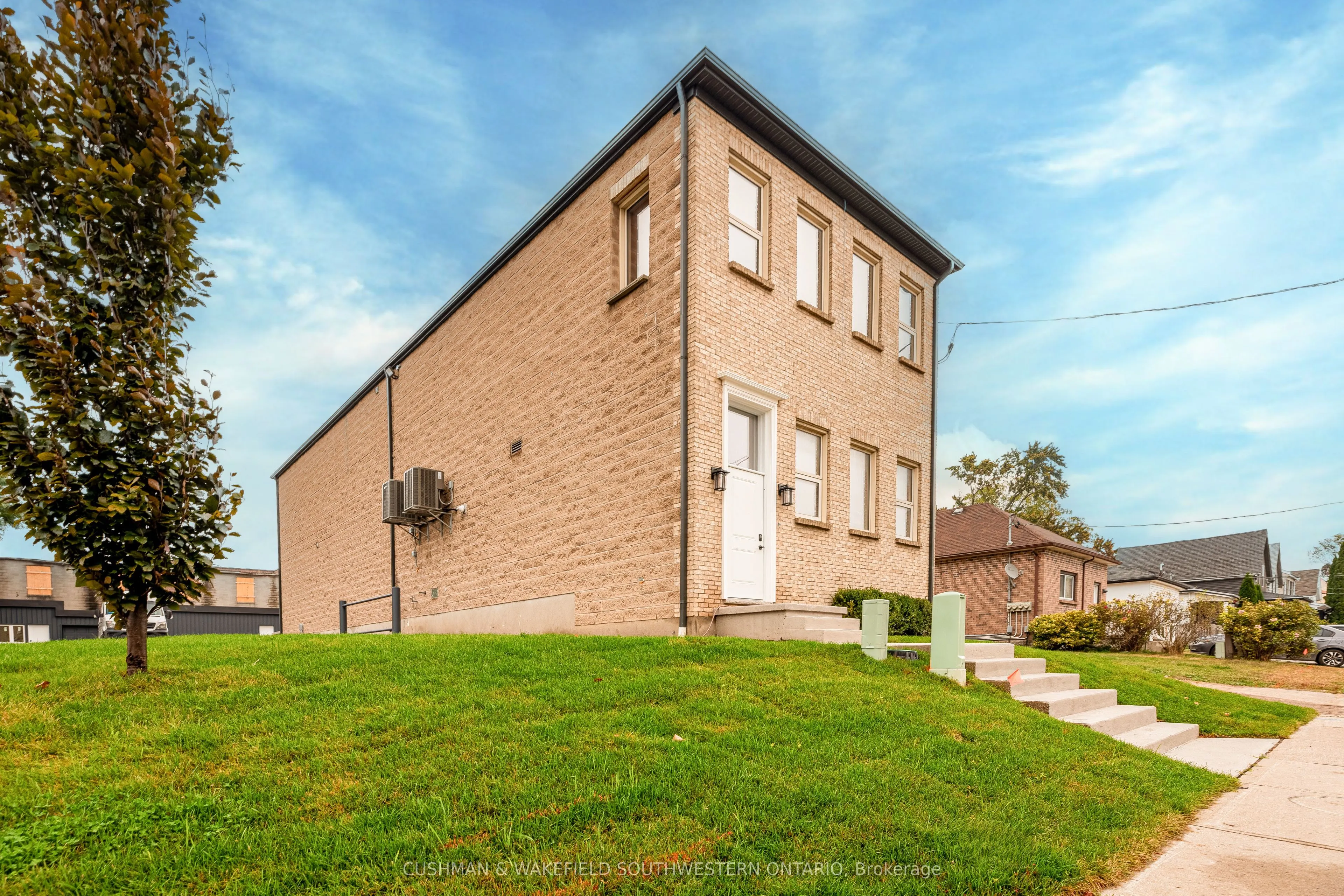 180 Simcoe Street, #LL