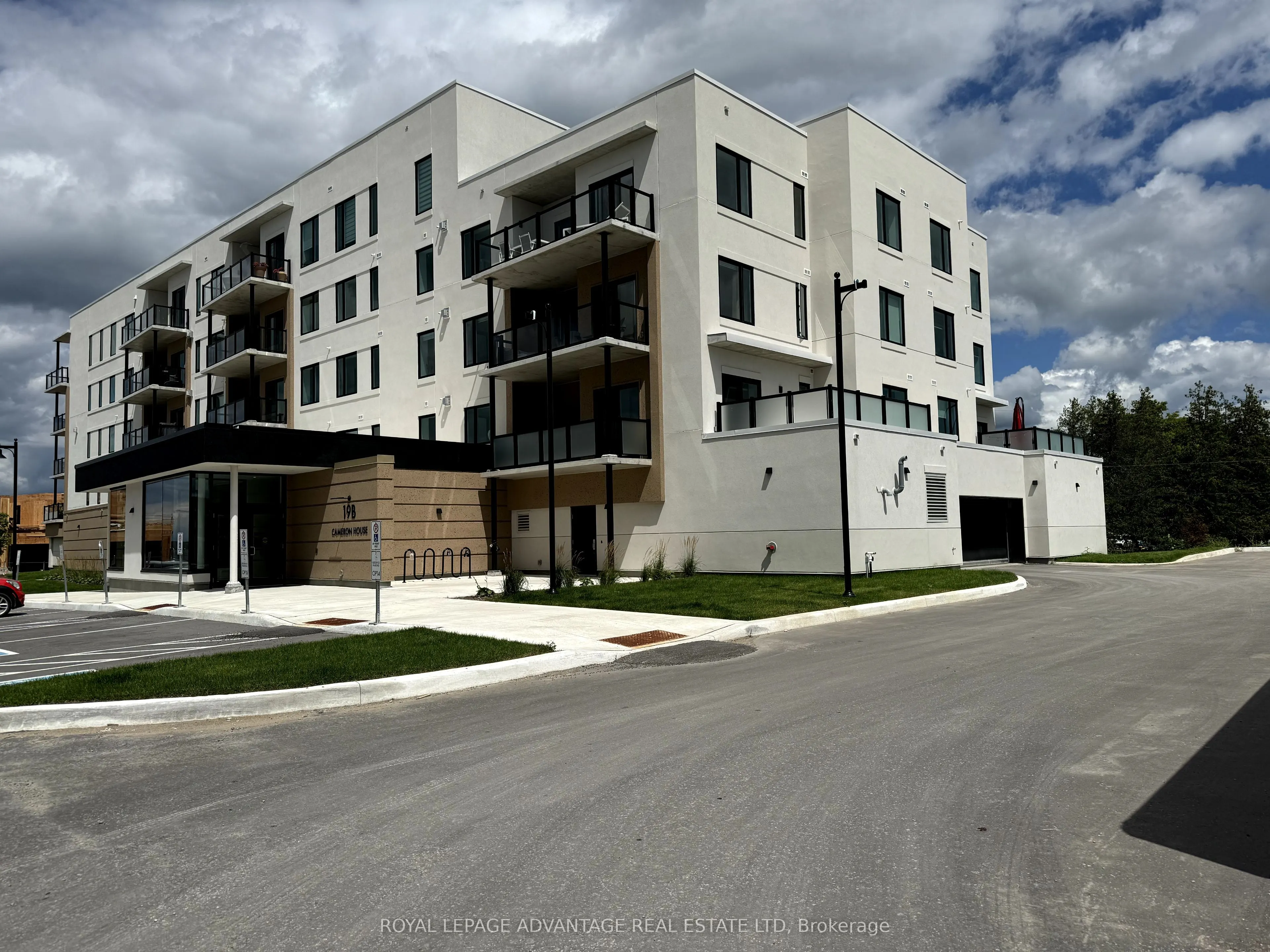 19B West Street N #402