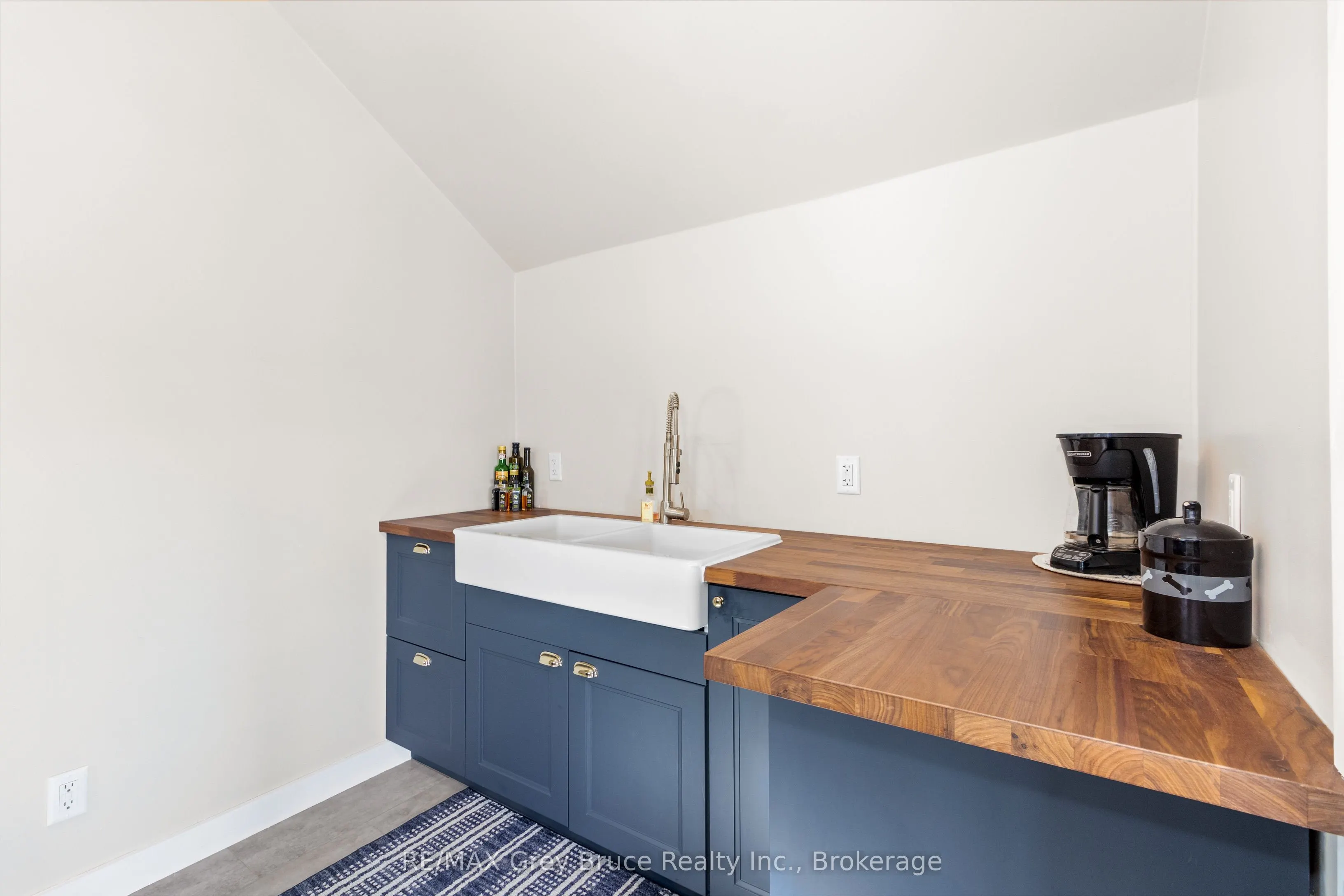 1132 Dyers Bay Road