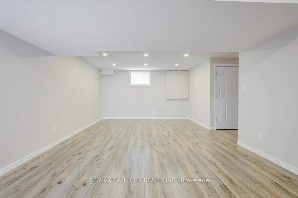903 Frontenac Crescent