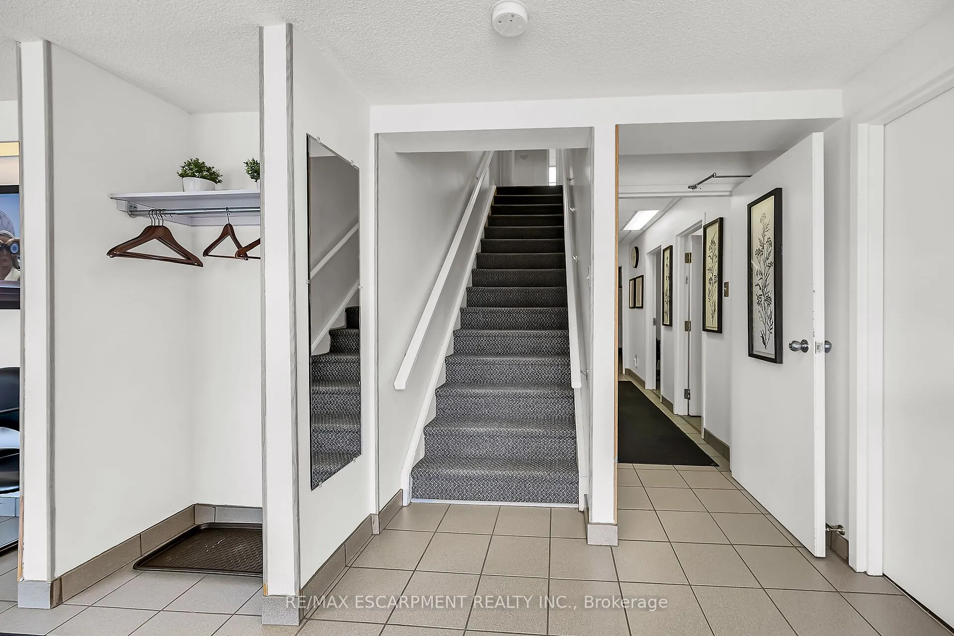 866 MAIN Street E
