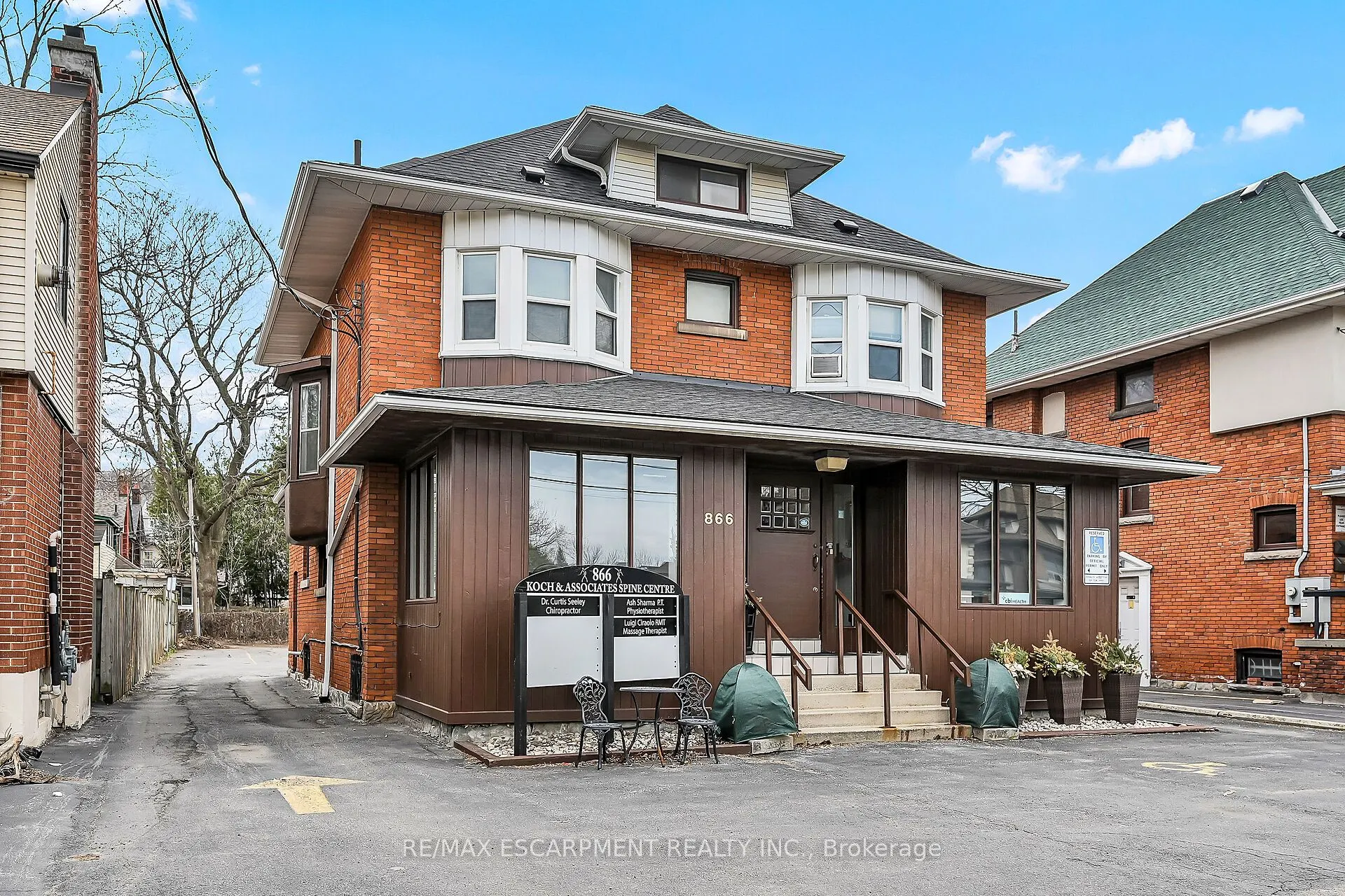 866 MAIN Street E