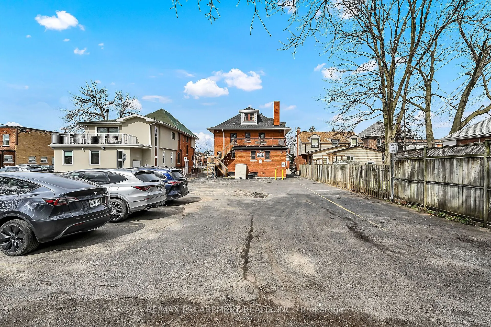 866 MAIN Street E